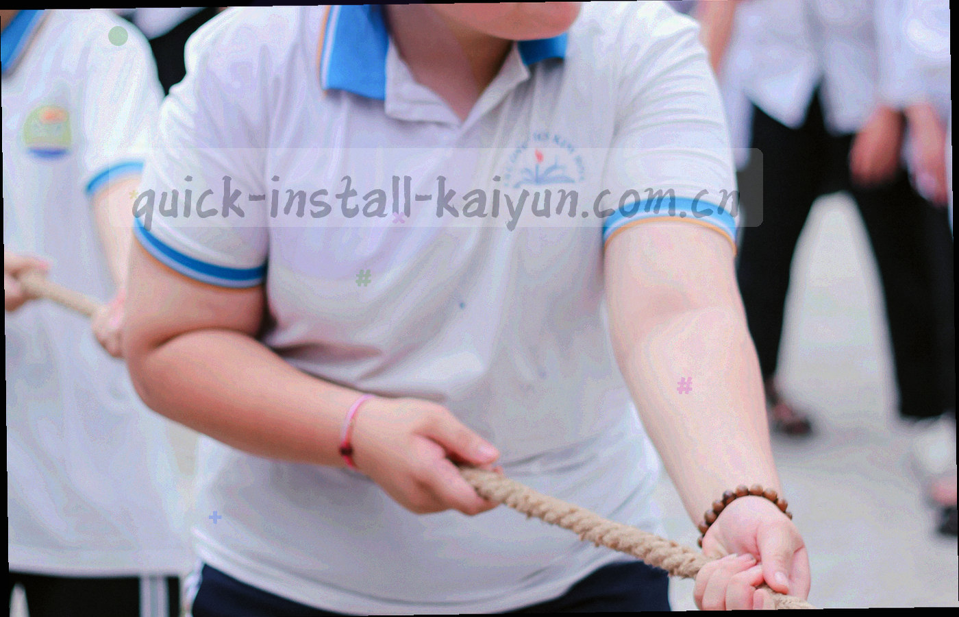 机房走廊里成排服务器指示灯，冷蓝色光点在深色环境中连成行列，背景可见走线与机柜编号